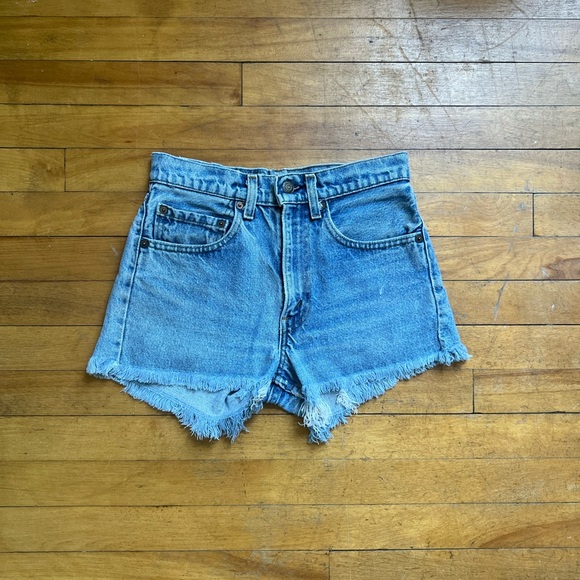 Vintage Levi’s Frayed Shorts ☄️ - Picture 4 of 11